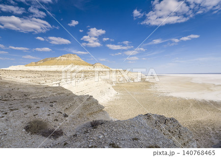 カザフスタン・トゥズバイル塩湖の白亜の断崖 / Tuzbair, Kazakhstan カザフスタン・トゥズバイル塩湖の白亜の断崖 / Tuzbair, Kazakhstan 140768465