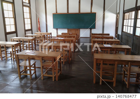 学び舎の記憶。旧吹屋小学校のレトロな教室と木製の机が並ぶノスタルジックな風景 学び舎の記憶。旧吹屋小学校のレトロな教室と木製の机が並ぶノスタルジックな風景 140768477