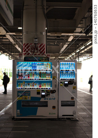 駅のプラットフォームにある飲料自販機 駅のプラットフォームにある飲料自販機 140768633