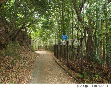 酷道の代名詞、生駒山中に息づく国道308号の標識風景 酷道の代名詞、生駒山中に息づく国道308号の標識風景 140768691