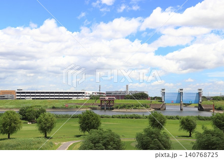 荒川から望む芝川水門(埼玉県川口市) 荒川から望む芝川水門(埼玉県川口市) 140768725