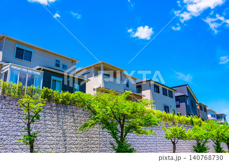 新緑と新築戸建住宅 新緑と新築戸建住宅 140768730
