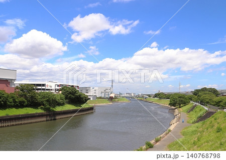 足立区鹿浜：夏晴れの芝川最下流にて 140768798