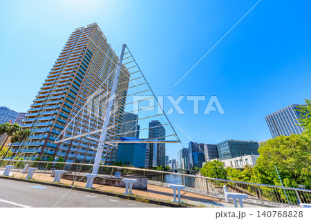 東京　港区港南の都市風景　高浜運河にかかる浜路橋 140768828