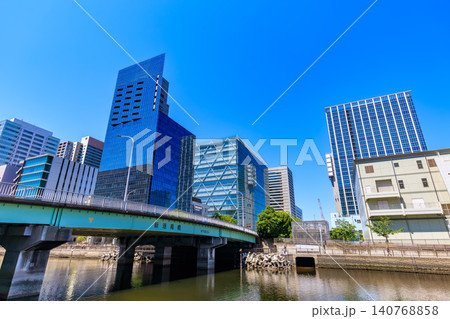 東京 港区港南の都市風景 高浜運河にかかる新港南橋 東京 港区港南の都市風景 高浜運河にかかる新港南橋 140768858