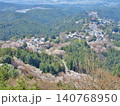 吉野　花矢倉展望台からの満開の桜と金峯山寺蔵王堂 140768950
