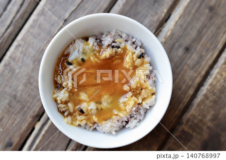 十六穀ご飯の卵かけご飯　醤油を混ぜた生卵をかけた雑穀ご飯 140768997