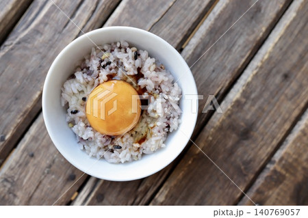 醤油を垂らした十六穀ご飯の卵かけご飯 生たまご 醤油を垂らした十六穀ご飯の卵かけご飯 生たまご 140769057