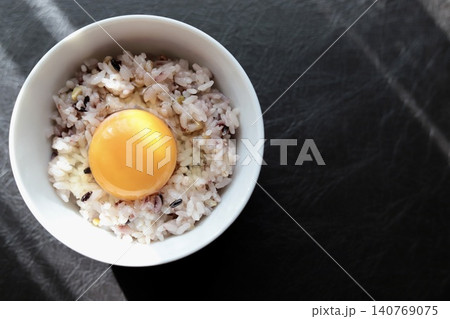十六穀ご飯の卵かけご飯 生たまごと雑穀ごはん 十六穀ご飯の卵かけご飯 生たまごと雑穀ごはん 140769075