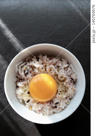 十六穀ご飯の卵かけご飯 生たまごと雑穀ごはん 十六穀ご飯の卵かけご飯 生たまごと雑穀ごはん 140769076