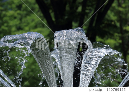 吹きあがる噴水 水しぶき 吹きあがる噴水 水しぶき 140769125