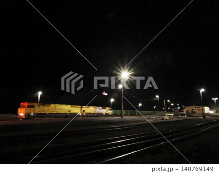 オーストラリア・ブロークンヒル駅構内に佇む機関車群—夜の照明が鉄道の静かな息づかいを浮かび上がらせる 140769149
