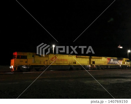 オーストラリア・ブロークンヒル駅構内に佇む黄色い機関車—夜の照明に浮かぶ静かな存在感 オーストラリア・ブロークンヒル駅構内に佇む黄色い機関車—夜の照明に浮かぶ静かな存在感 140769150