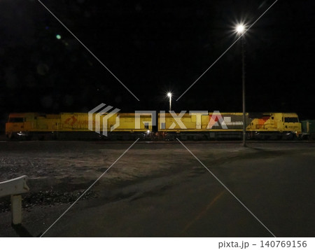 オーストラリア・ブロークンヒル駅構内に並ぶ二両の機関車—夜の照明が鉄道の静かな存在感を映し出す オーストラリア・ブロークンヒル駅構内に並ぶ二両の機関車—夜の照明が鉄道の静かな存在感を映し出す 140769156
