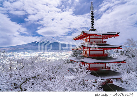 新倉山浅間公園から望む富士山と忠霊塔の雪景色 新倉山浅間公園から望む富士山と忠霊塔の雪景色 140769174