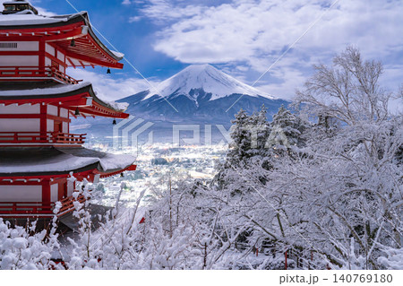 新倉山浅間公園から望む富士山と忠霊塔の雪景色 新倉山浅間公園から望む富士山と忠霊塔の雪景色 140769180