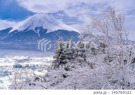 新倉山浅間公園から望む富士山と忠霊塔の雪景色 新倉山浅間公園から望む富士山と忠霊塔の雪景色 140769181