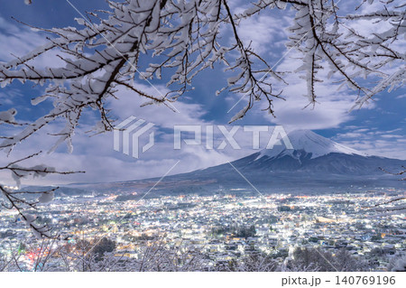 新倉山浅間公園から望む富士山と忠霊塔の雪景色 140769196