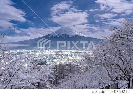 新倉山浅間公園から望む富士山と忠霊塔の雪景色 新倉山浅間公園から望む富士山と忠霊塔の雪景色 140769212