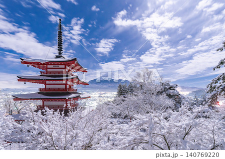 新倉山浅間公園から望む富士山と忠霊塔の雪景色 新倉山浅間公園から望む富士山と忠霊塔の雪景色 140769220