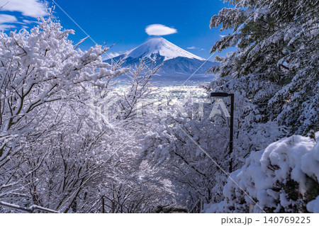 新倉山浅間公園から望む富士山と忠霊塔の雪景色 140769225