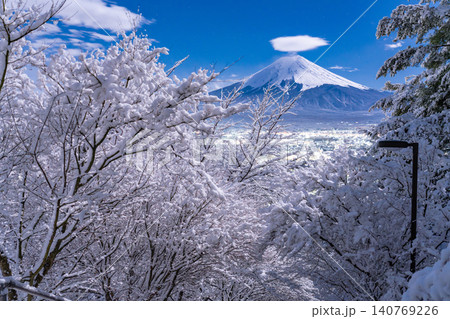新倉山浅間公園から望む富士山と忠霊塔の雪景色 140769226