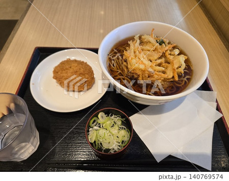 日本のファストフード、定番の立ち食いかき揚げ蕎麦とコロッケ 日本のファストフード、定番の立ち食いかき揚げ蕎麦とコロッケ 140769574