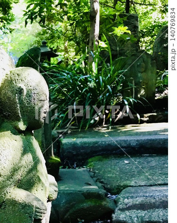 木漏れ日の中に佇む石仏と苔庭 日本の静かな風景 木漏れ日の中に佇む石仏と苔庭 日本の静かな風景 140769834