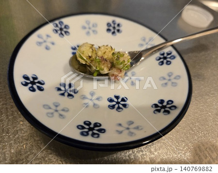 スプーンですくい小皿にのせたノビルのムカゴ（珠芽）の甘酢漬け 140769882