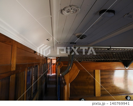 サルファイド・ストリート鉄道歴史博物館の木製車内—天井装飾が語る往時の工芸美 サルファイド・ストリート鉄道歴史博物館の木製車内—天井装飾が語る往時の工芸美 140769941
