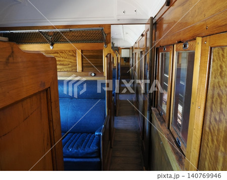 サルファイド・ストリート鉄道歴史博物館の木製通路車内—青い座席が彩る優雅な旅の残響 サルファイド・ストリート鉄道歴史博物館の木製通路車内—青い座席が彩る優雅な旅の残響 140769946