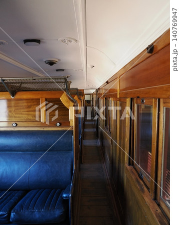 サルファイド・ストリート鉄道歴史博物館の木製通路車内—青い座席が映す重厚な旅の記憶 サルファイド・ストリート鉄道歴史博物館の木製通路車内—青い座席が映す重厚な旅の記憶 140769947