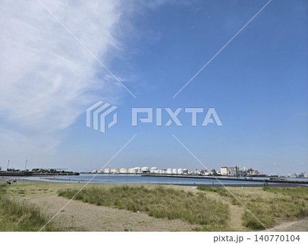 千葉ポートパークの人工海浜から望む青空と臨海工業地帯(千葉県千葉市) 千葉ポートパークの人工海浜から望む青空と臨海工業地帯(千葉県千葉市) 140770104