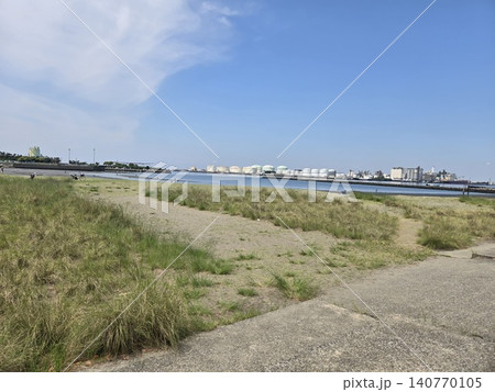 千葉ポートパークの人工海浜から望む初夏の青空と工業地帯(千葉市) 千葉ポートパークの人工海浜から望む初夏の青空と工業地帯(千葉市) 140770105