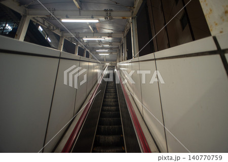 夜間の駅に繋がる外にあるエスカレーター 夜間の駅に繋がる外にあるエスカレーター 140770759