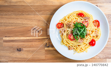 ツナとミニトマトの冷製パスタ 大葉を添えた夏向けメニュー 140770842