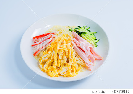 冷やし中華の具材を盛り付けた夏の定番料理 140770937