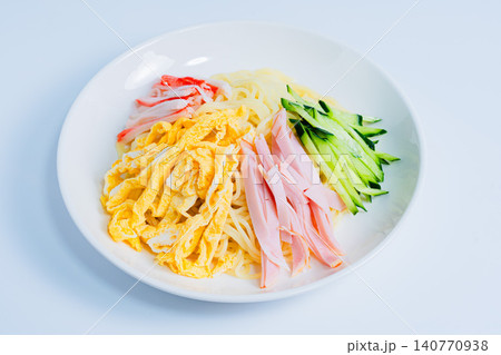 冷やし中華の具材を盛り付けた夏の定番料理 140770938