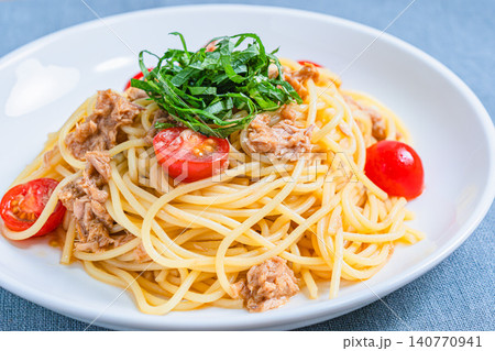 ツナとミニトマトの冷製パスタ 大葉を添えた夏向けメニュー 140770941