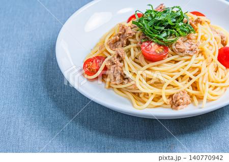 ツナとミニトマトの冷製パスタ 大葉を添えた夏向けメニュー ツナとミニトマトの冷製パスタ 大葉を添えた夏向けメニュー 140770942