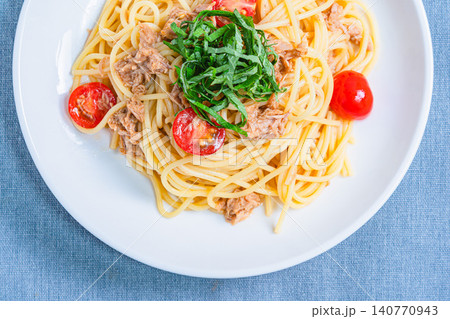 ツナとミニトマトの冷製パスタ 大葉を添えた夏向けメニュー ツナとミニトマトの冷製パスタ 大葉を添えた夏向けメニュー 140770943