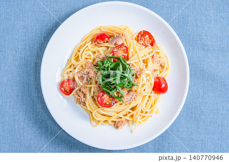 ツナとミニトマトの冷製パスタ 大葉を添えた夏向けメニュー 140770946