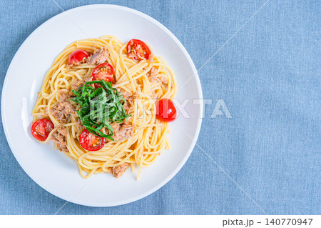 ツナとミニトマトの冷製パスタ 大葉を添えた夏向けメニュー 140770947