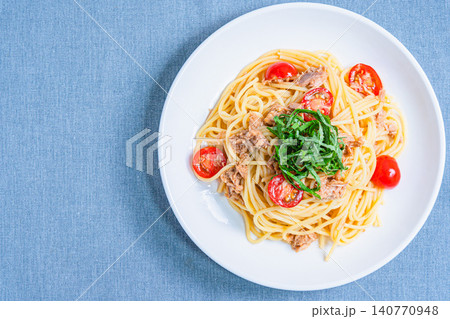 ツナとミニトマトの冷製パスタ 大葉を添えた夏向けメニュー 140770948