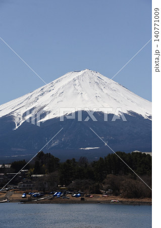 河口湖の対岸にそびえる純白の富士山と中腹に潜む小御岳 河口湖の対岸にそびえる純白の富士山と中腹に潜む小御岳 140771009