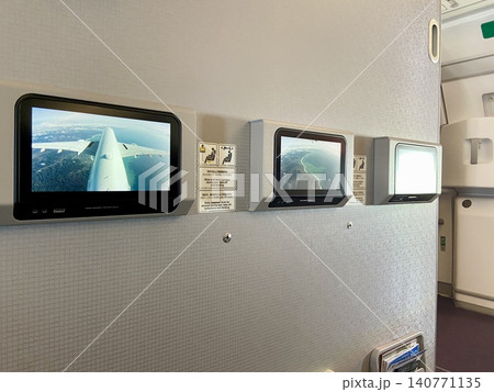 飛行機エコノミークラス最前列の機内モニター・埋め込み型ディスプレイ|旅行・航空関連記事・Web・資料 飛行機エコノミークラス最前列の機内モニター・埋め込み型ディスプレイ|旅行・航空関連記事・Web・資料 140771135
