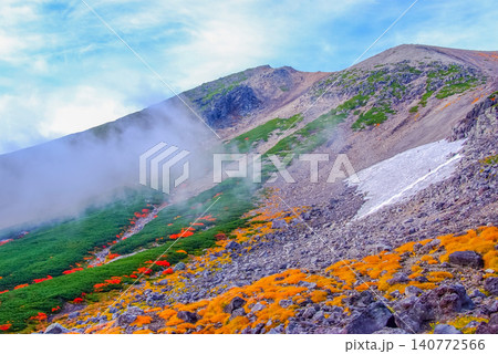 秋の晴れ間 乗鞍岳の登山道から振り返り見上げる美しい草紅葉と雲かかり始めた乗鞍岳・朝日岳の風景 秋の晴れ間 乗鞍岳の登山道から振り返り見上げる美しい草紅葉と雲かかり始めた乗鞍岳・朝日岳の風景 140772566