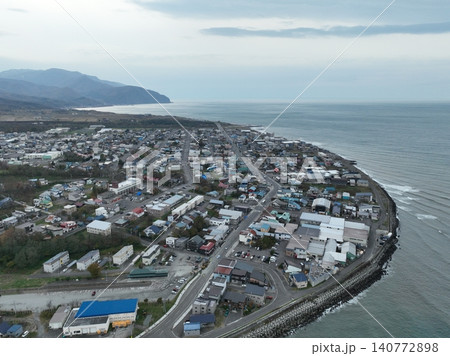 ＜鳥瞰＞日本海と酒蔵のある増毛町 140772898