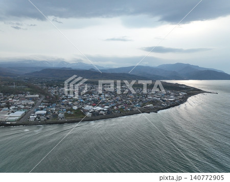 ＜鳥瞰＞高台から見下ろす酒蔵のある北海道の増毛町 140772905