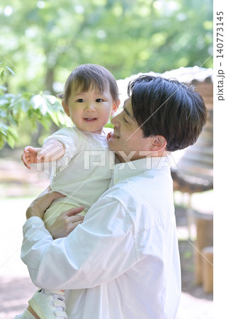 愛娘を抱っこする若い父親 愛娘を抱っこする若い父親 140773145